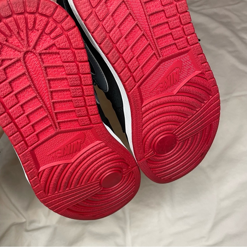 Jordan 1 Mids - Picture 2 of 5